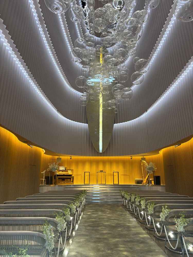 白基調のチャペルで上の球体が揺れて水の中にいるみたいです