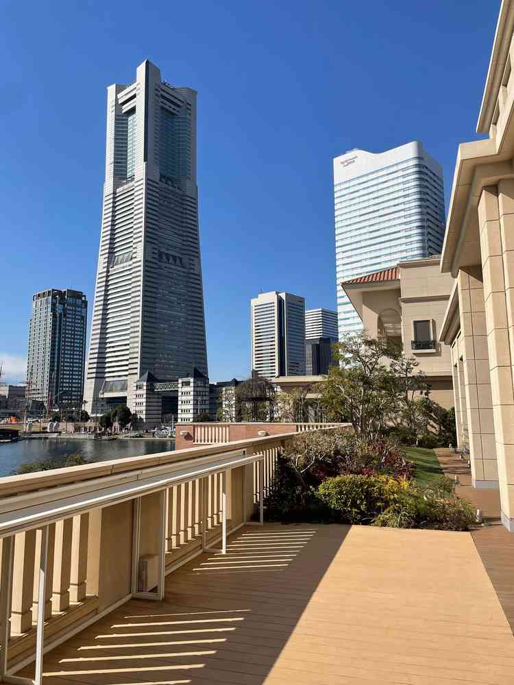 披露宴会場のテラスから見えるみなとみらいの街並み