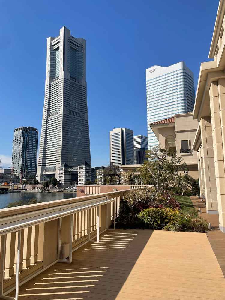 披露宴会場のテラスから見えるみなとみらいの街並み