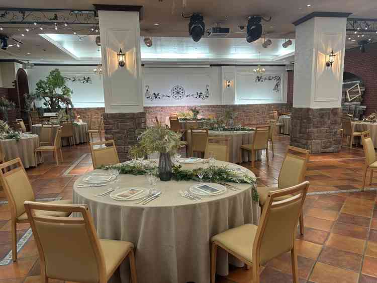 こちらの方がもう少し大きい披露宴会場になります。既にセッティングされていてイメージがしやすかったです