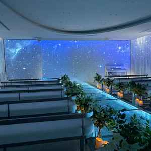 チャペルはプロジェクションマッピングに対応しており、ゲストの待ち時間にさまざまな演出ができる。