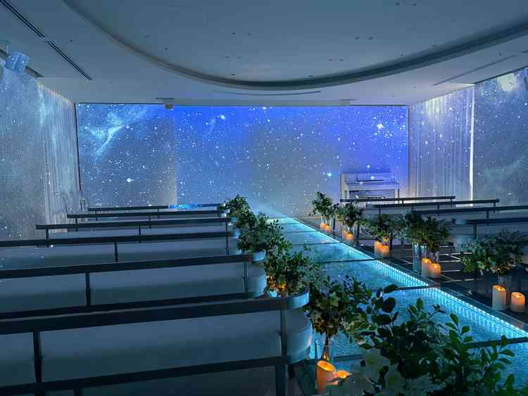 チャペルはプロジェクションマッピングに対応しており、ゲストの待ち時間にさまざまな演出ができる。