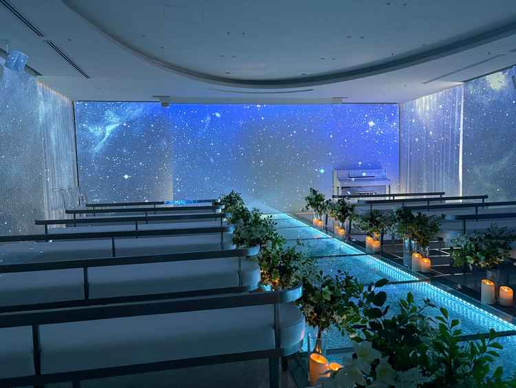 チャペルはプロジェクションマッピングに対応しており、ゲストの待ち時間にさまざまな演出ができる。