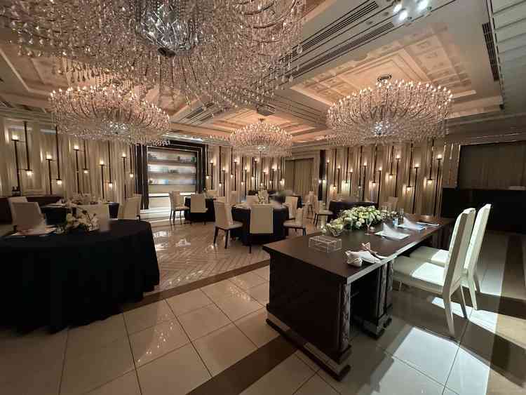 披露宴会場の写真。シックな雰囲気で、大人っぽい会場で素敵でした。