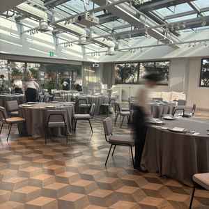 窓が多く、天井もガラス張りになっていて光がたくさん入るため、ガーデンウェディングの雰囲気も感じられた