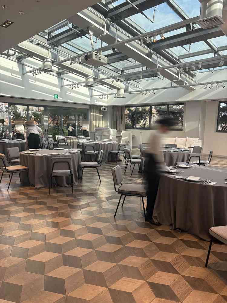 窓が多く、天井もガラス張りになっていて光がたくさん入るため、ガーデンウェディングの雰囲気も感じられた