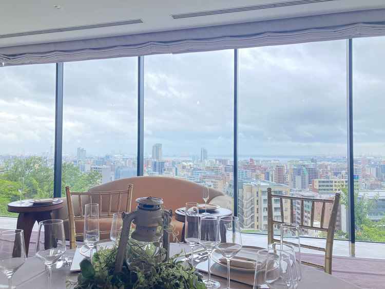 30人規模会場の高砂と外の景色。神戸らしい景色が素敵。