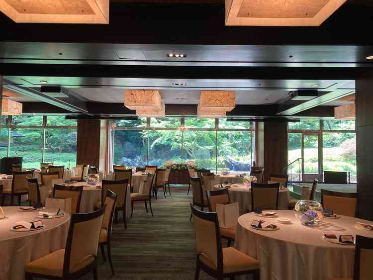 披露宴会場カーテン開けたバージョン
