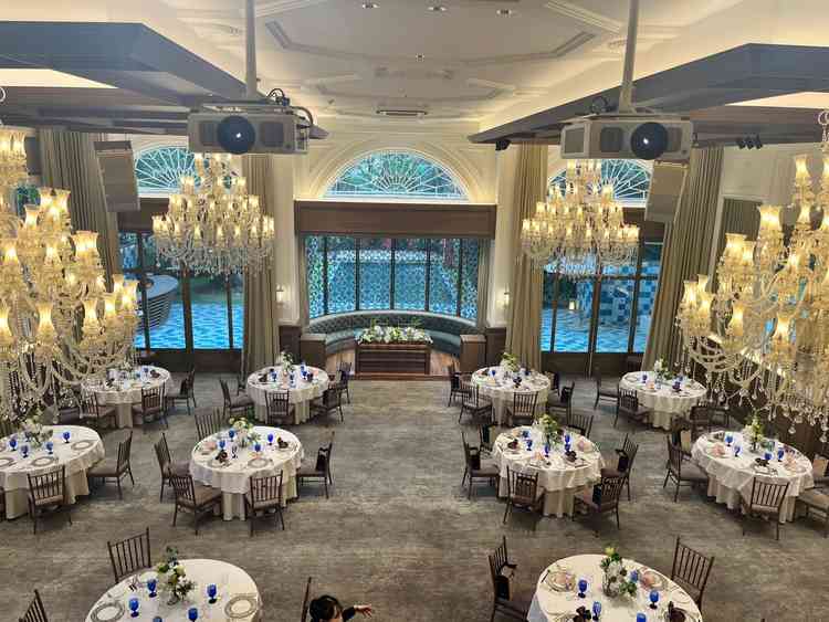 披露宴会場。全体の雰囲気が好みでした。ムービーを流す画面が2面分くっついていて広く、見やすかった。