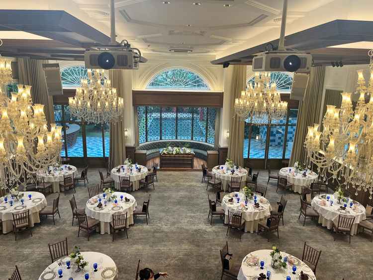 披露宴会場。全体の雰囲気が好みでした。ムービーを流す画面が2面分くっついていて広く、見やすかった。