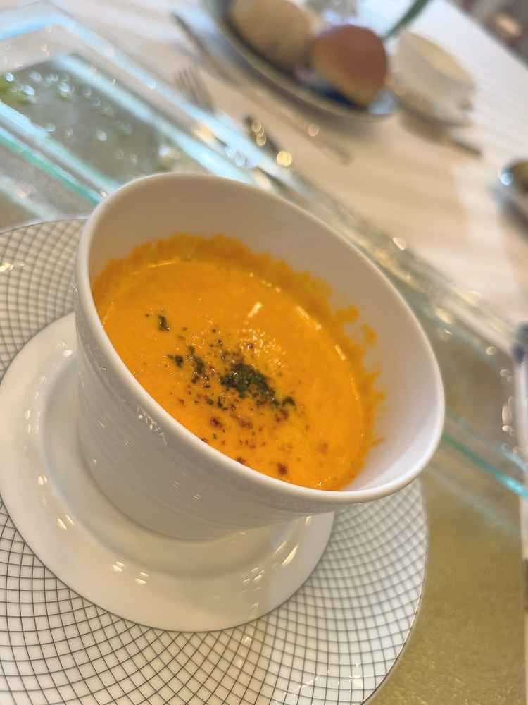 うにのスープ。いろんな味のバランスが良くて暖かい気持ちになりとても美味しかったです。