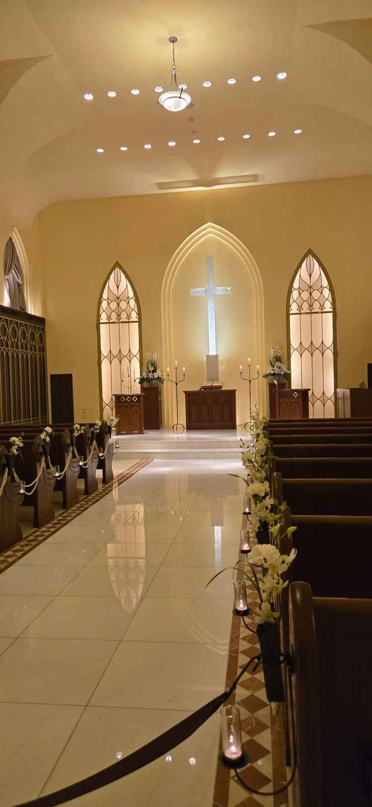 チャペル。クリーム色の壁とブラウンのゲスト席で柔らかい雰囲気。