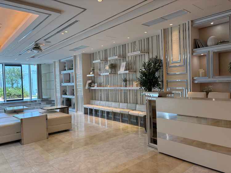 待合室。白基調で素敵。だが外が工事してると丸見え