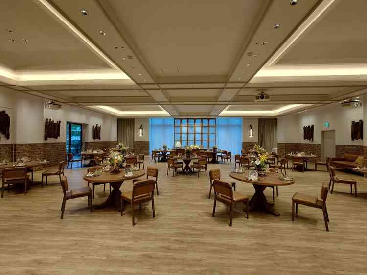 木を基調としたカジュアルな会場