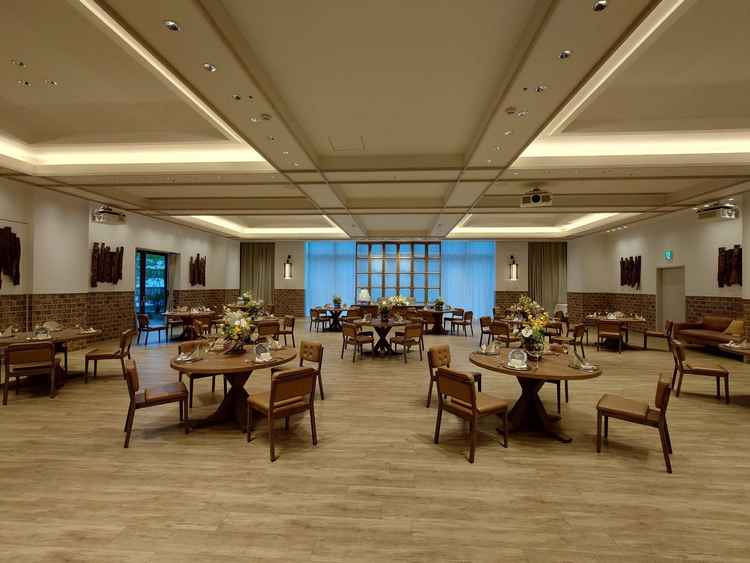 木を基調としたカジュアルな会場