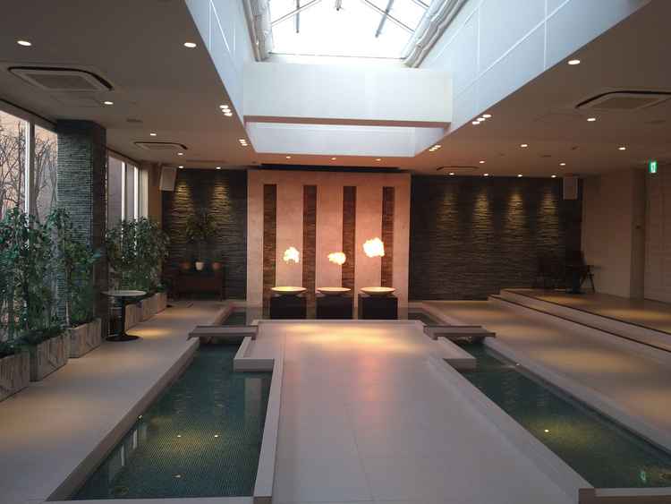 主に人前式で使用する会場です。屋内に緑と水のある空間で、写真の様に火を用いた演出もあります。