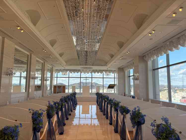 チャペルに入って正面の景色、西向きなので姫路城は北側に見えました。チャペルはとても明るい印象でした。