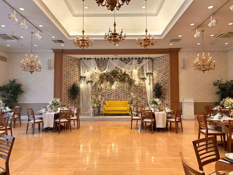 【披露宴会場_アートグレイス】コンセプトは「隠れ家」ゲストを引き連れて向かうらしい。庭も広さも素敵。