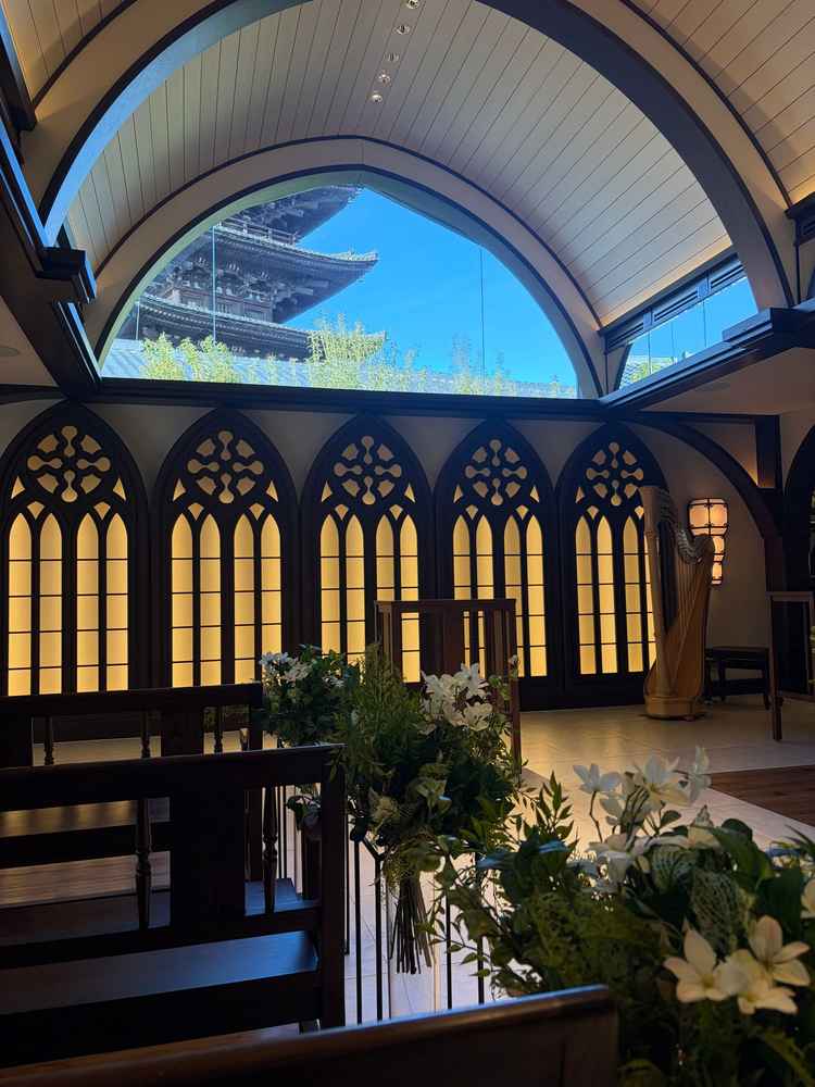 クラシカルで重厚感のある挙式会場。八坂の塔が目の前に見え圧巻でしたし、この立地の強みだと感じました。