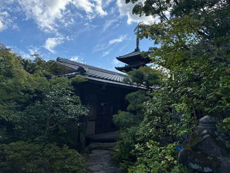 五重塔が裏に見える庭。みなさん、ここで集合写真を撮るそう。