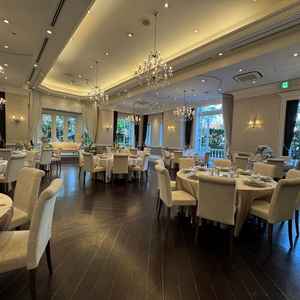 披露宴会場。窓が多く明るい雰囲気でした。