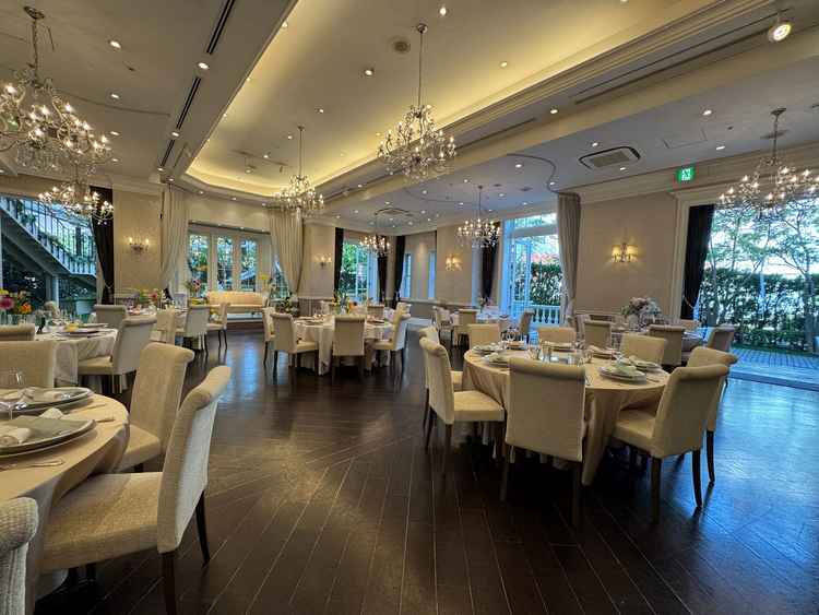 披露宴会場。窓が多く明るい雰囲気でした。