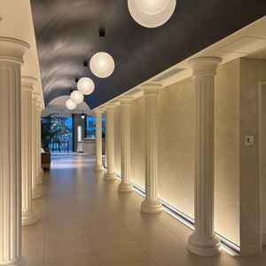 レイの披露宴会場へ向かう道筋。光が綺麗。シックな印象でいい◎