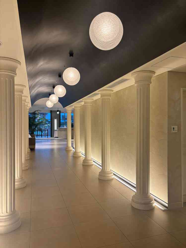 レイの披露宴会場へ向かう道筋。光が綺麗。シックな印象でいい◎