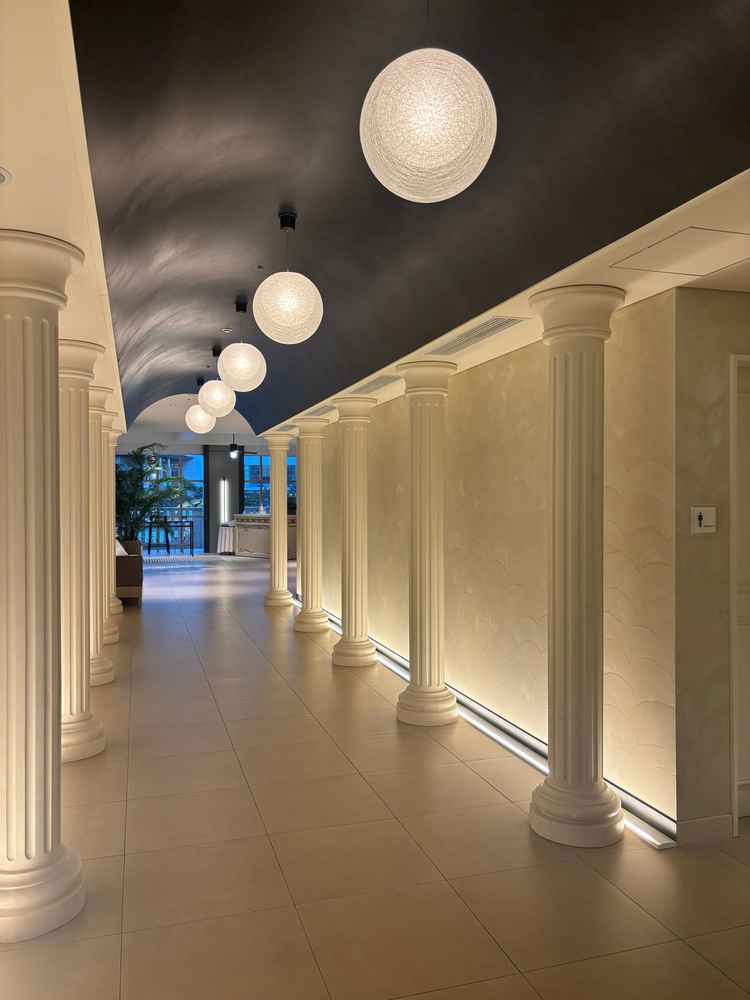 レイの披露宴会場へ向かう道筋。光が綺麗。シックな印象でいい◎