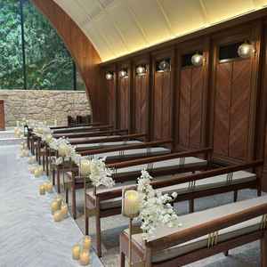 造花だったのでここは生花に変更したいなの思いました。少し汚れているシートがあるのが気になりました。