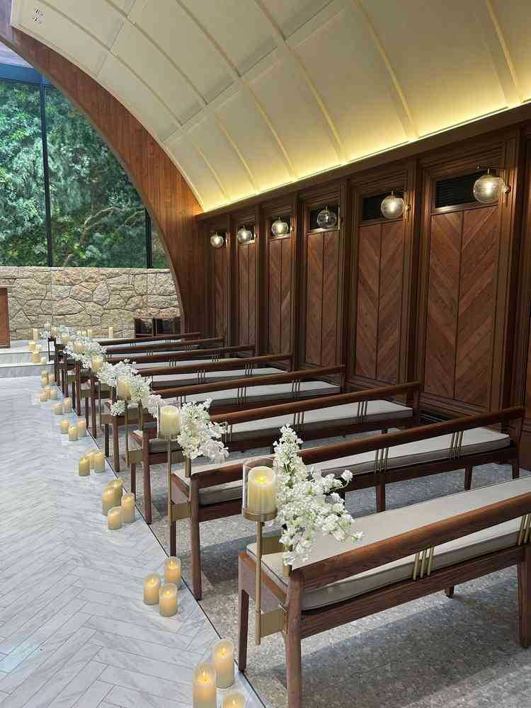 造花だったのでここは生花に変更したいなの思いました。少し汚れているシートがあるのが気になりました。