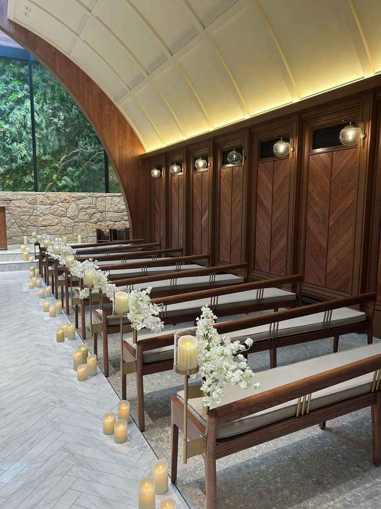 造花だったのでここは生花に変更したいなの思いました。少し汚れているシートがあるのが気になりました。