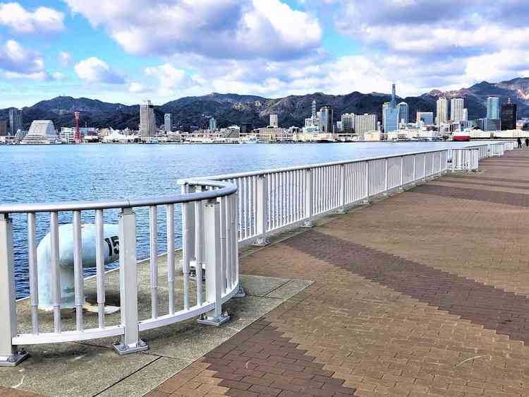 駅から歩いて15分ほど、向こう岸には工場の街並みが披露宴会場からもばっちり見えるのが素敵でした。
