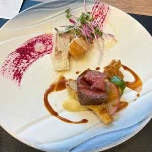 メイン料理のお魚とお肉の一部を合わせて頂きました。