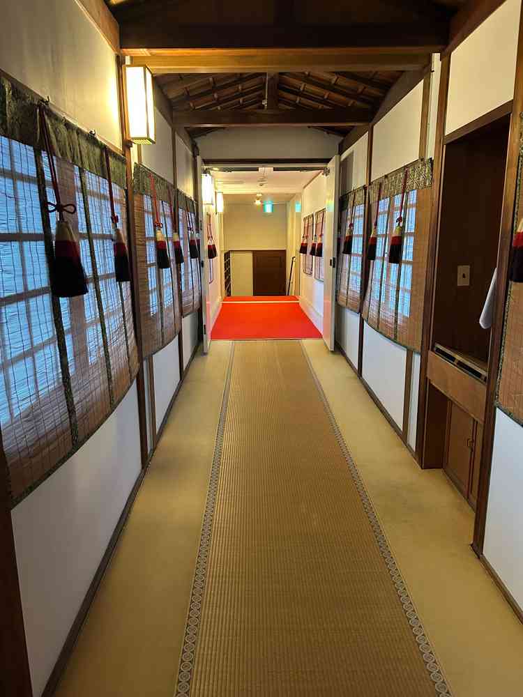 雨天時に使用することになる渡り廊下