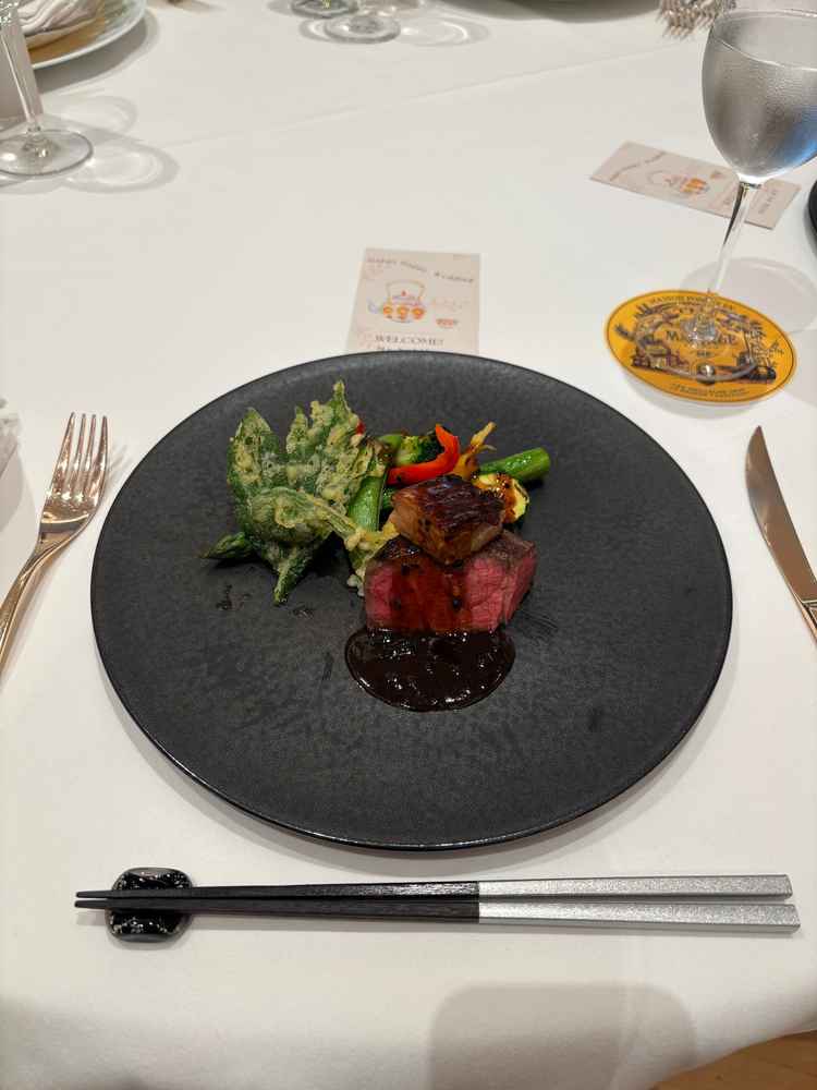 出来立てのお食事はとても美味しかったです。テーブルウェアも素敵でした。
