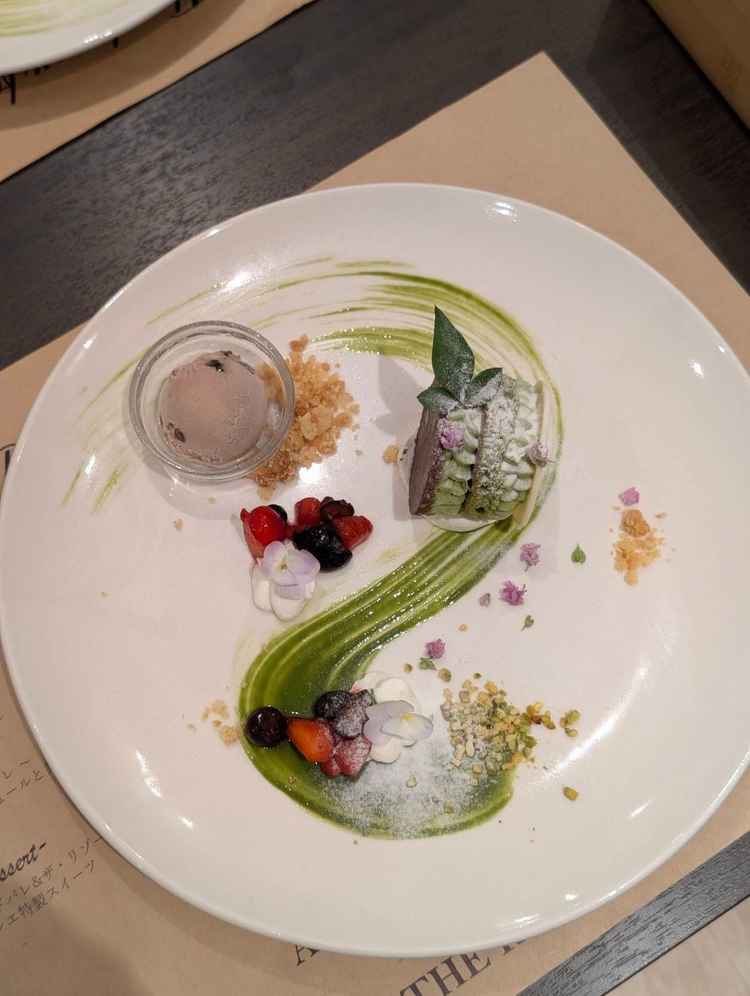 和のおしゃれな盛り付けで抹茶が美味しかったです。