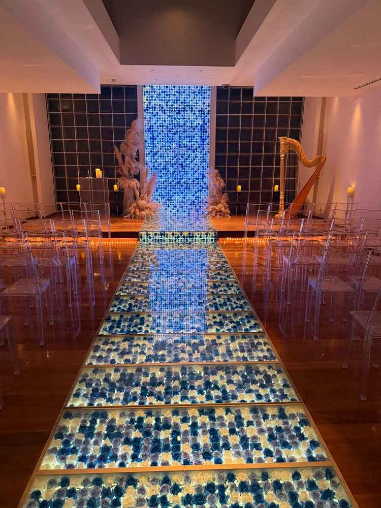 青い薔薇が敷き詰められたバージンロード