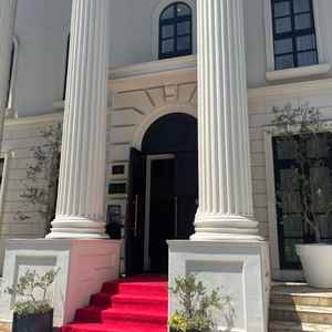 赤いカーペットを歩くとロビーにつながっています。