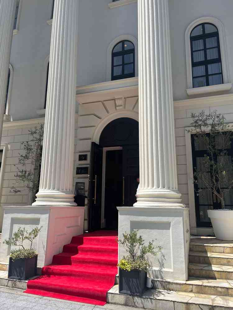 赤いカーペットを歩くとロビーにつながっています。