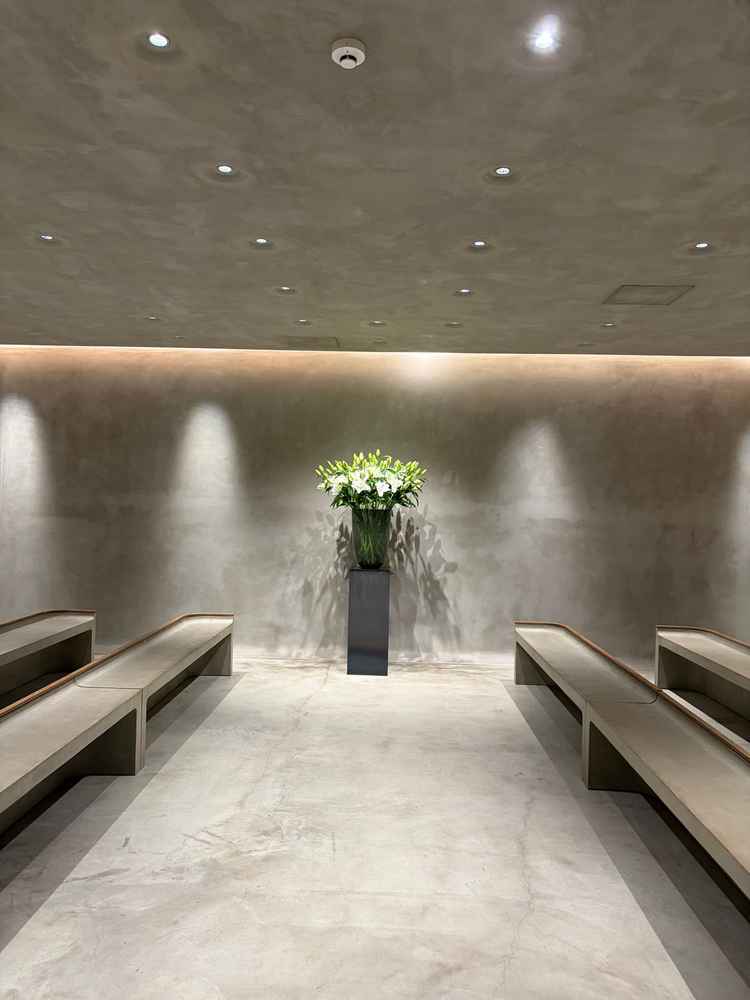 チャペル。美術館のような雰囲気で、お花がその時によって変わるのが楽しみのひとつにもなりそうであった。