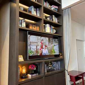 入ってすぐスクリーンがあって、ここで新郎新婦のムービーを流すのにいいなと思いました