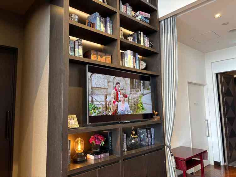 入ってすぐスクリーンがあって、ここで新郎新婦のムービーを流すのにいいなと思いました