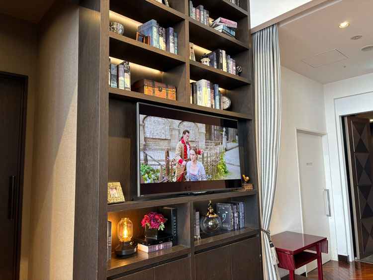 入ってすぐスクリーンがあって、ここで新郎新婦のムービーを流すのにいいなと思いました