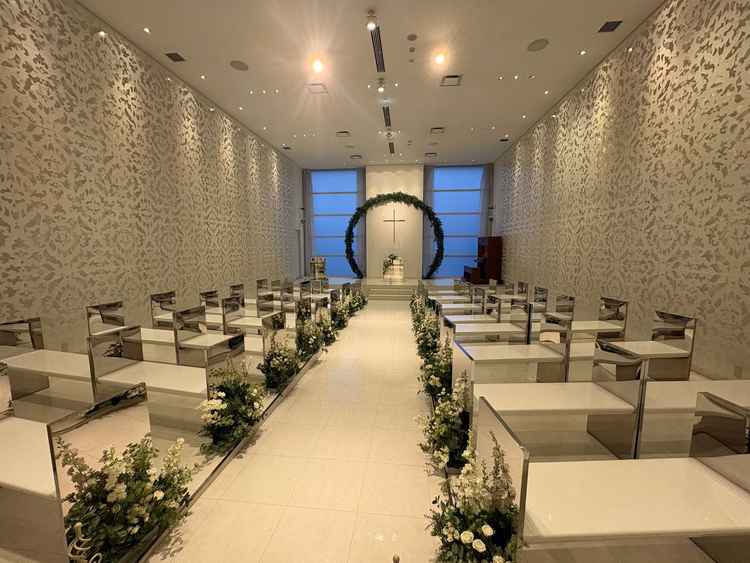 チャペルは緑が多く、天井も高い空間でした。