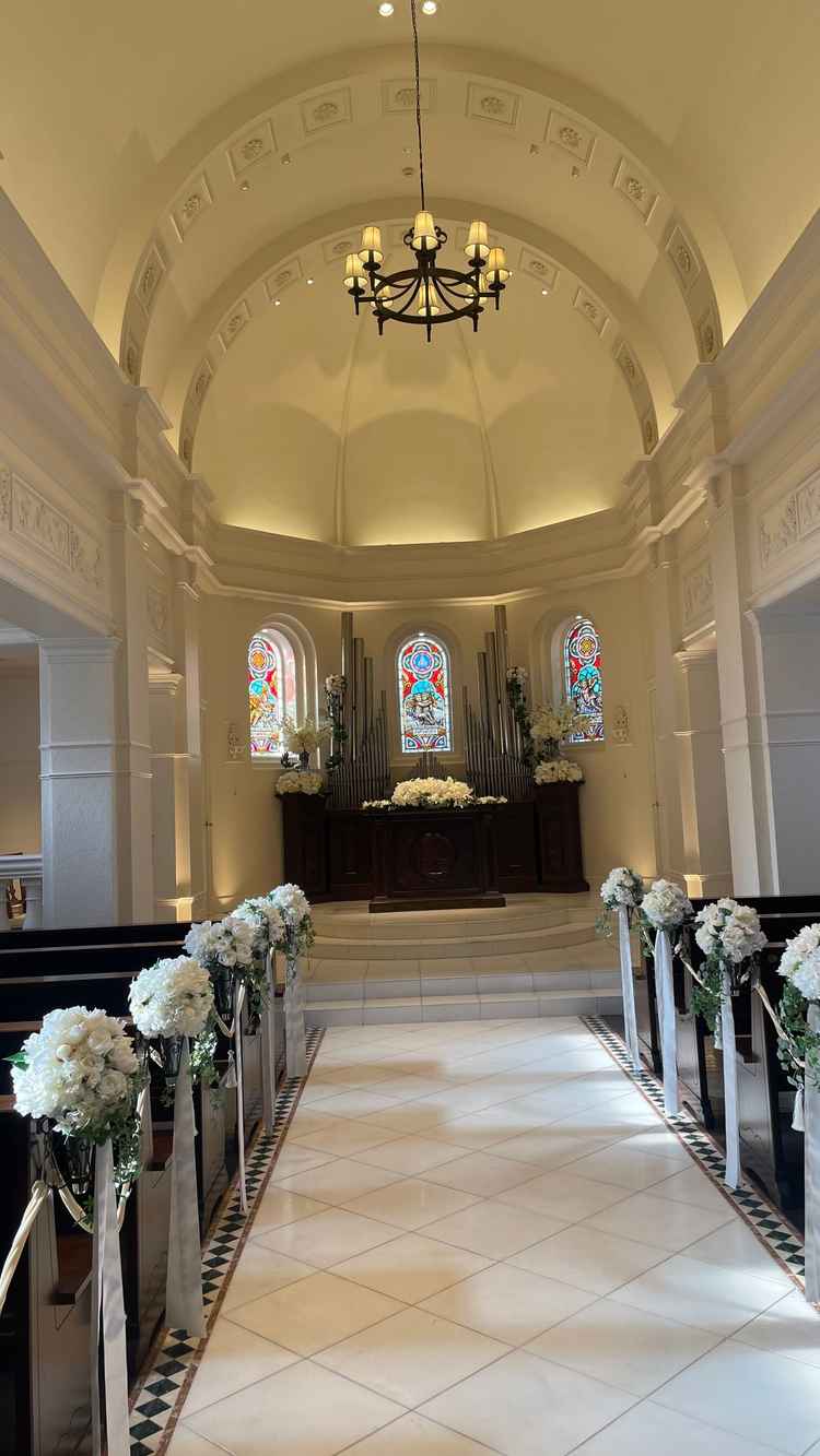 白基調のチャペル。ステンドグラスが綺麗でした。