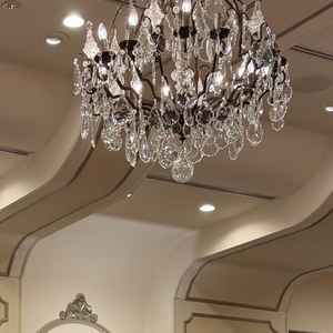 シャンデリアも結婚式のイメージにピッタリ