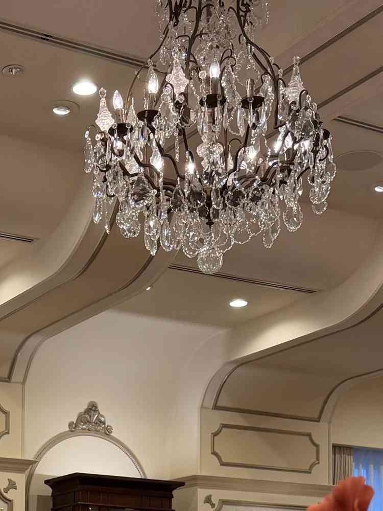 シャンデリアも結婚式のイメージにピッタリ