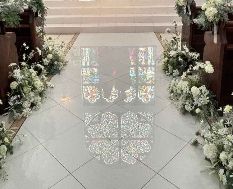 チャペルです。床に反射して映るステンドグラスと自分たちの姿が写真を見て感動しました。