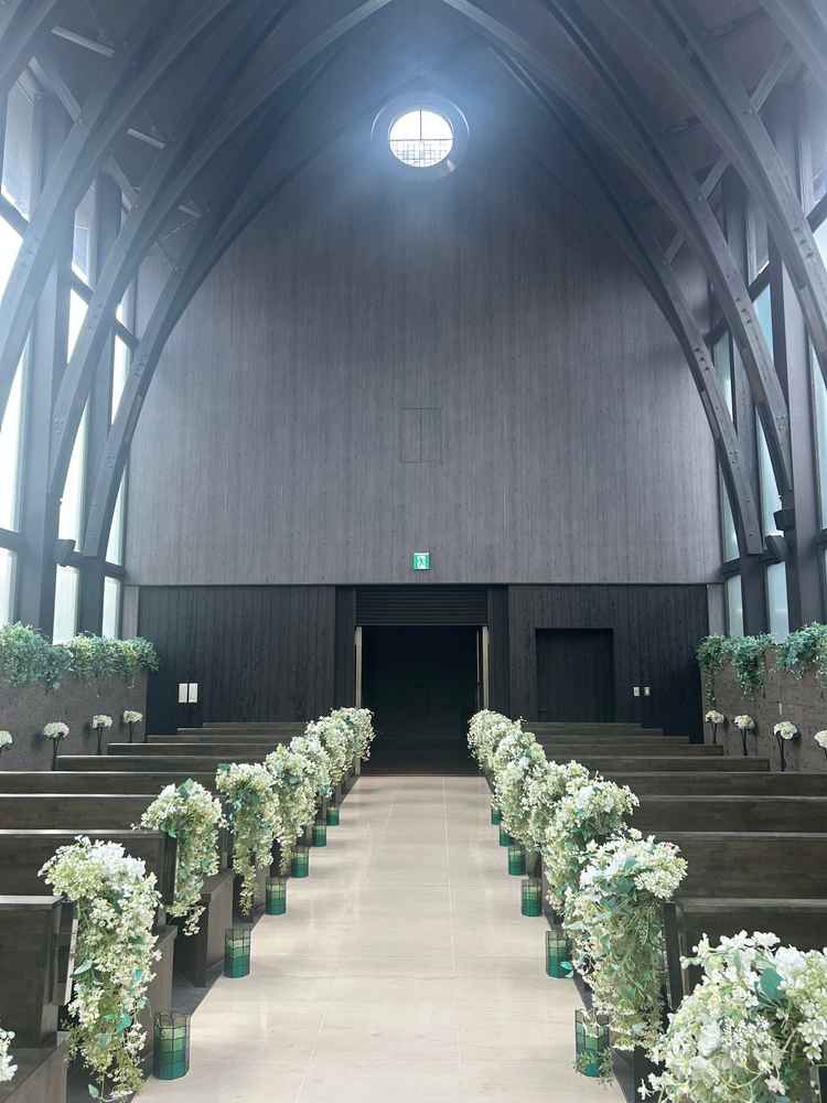 天井がとても高く、明るく開放的なチャペルでした。屋根があり天気に左右されないのも良いなと感じました。